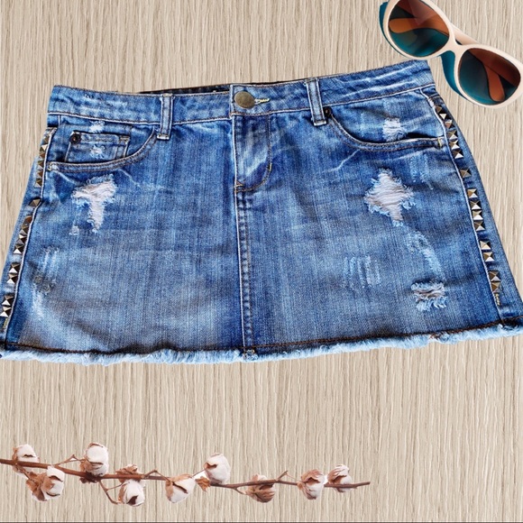 FreeStyle | Studded Distressed Frayed-Hem Denim Mini Skirt. - Picture 2 of 7